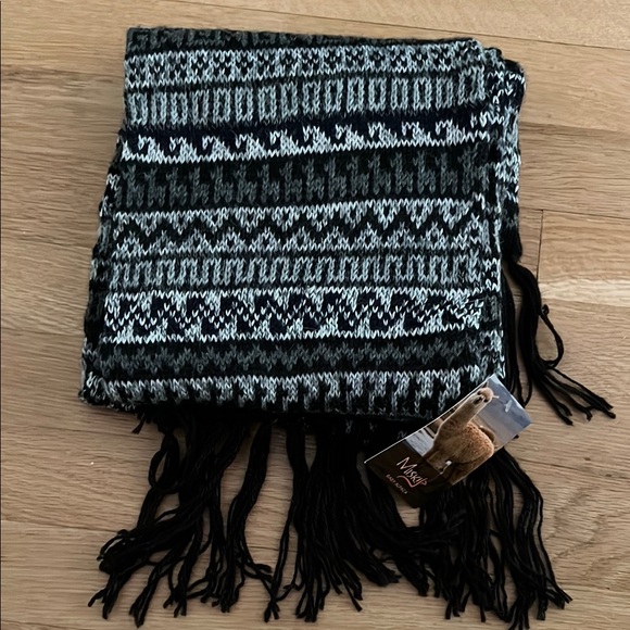 100% baby alpaca scarf from PERU, Black and White Patterned Scarf with Fringe - Picture 1 of 4